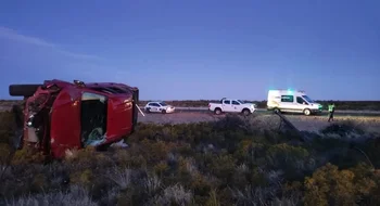 Volcó una camioneta que iba de El Calafate a Bahía Blanca: dos personas resultaron heridas