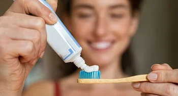Alerta por lesiones bucales: prohíben una pasta dental de una marca reconocida
