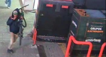 Lo detuvieron por robo luego de llevarse una bicicleta al hombro