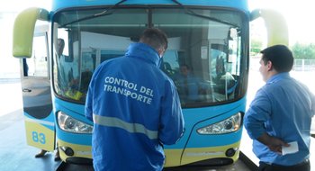 Larga distancia: quién va a controlar a los choferes tras el decreto presidencial