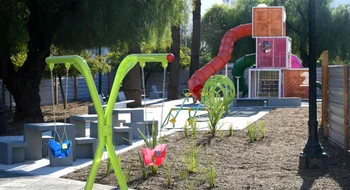 Va tomando forma el nuevo sector de juegos de la plaza Rivadavia 