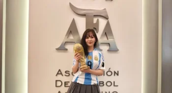 Es china y recorre las canchas de Argentina para encontrar al joven que la defendió en la Copa América