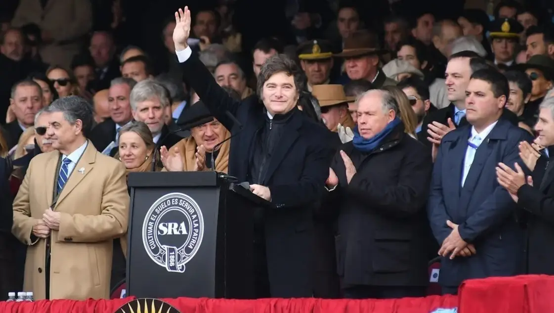 Milei bajó las retenciones y recibió una ovación del campo en la Rural
