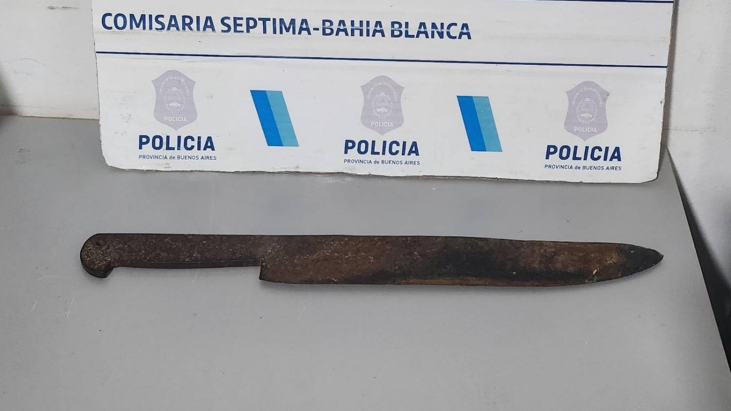 Detuvieron a un hombre que ingresó con un machete a una vivienda y amenazó a una joven