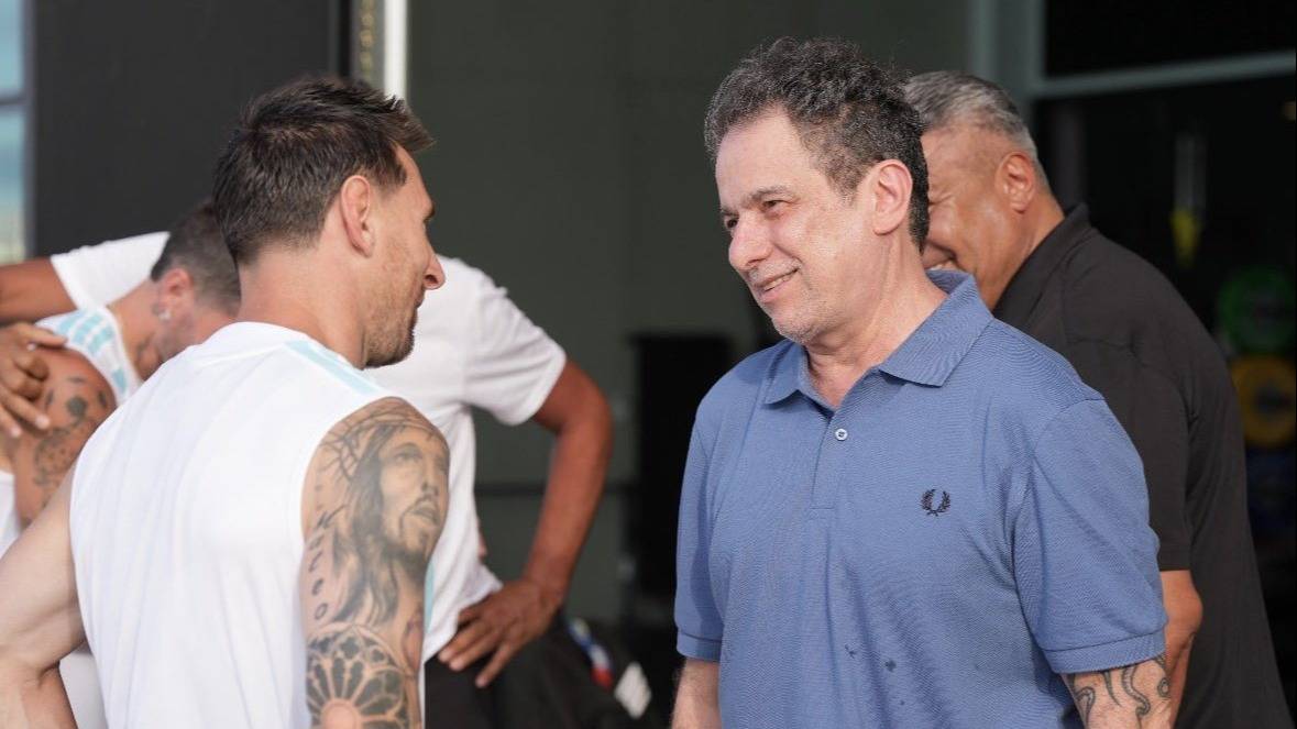 Andrés Calamaro visitó a la Selección Argentina en la previa de su partido ante Cabo Verde