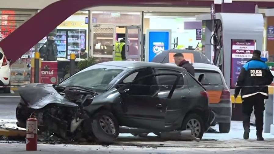 Grave accidente en la General Paz: se durmió, chocó contra un surtidor y se quemó