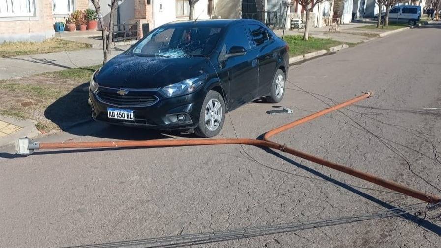 Tornquist: una columna de alumbrado cayó sobre un auto