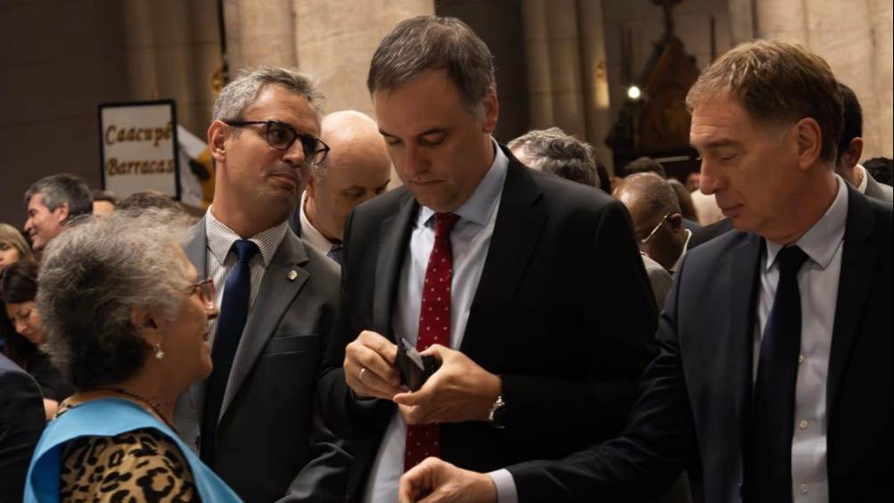 Prohibieron la salida del país a Manuel Adorni por peligro de fuga inminente