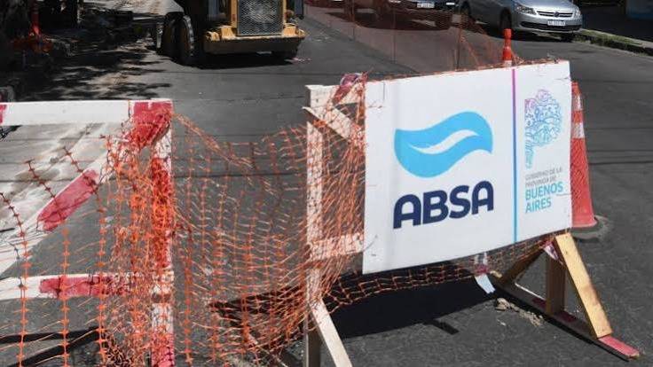 Tras un hundimiento del asfalto, ABSA trabaja para llevar adelante las tareas de reparación