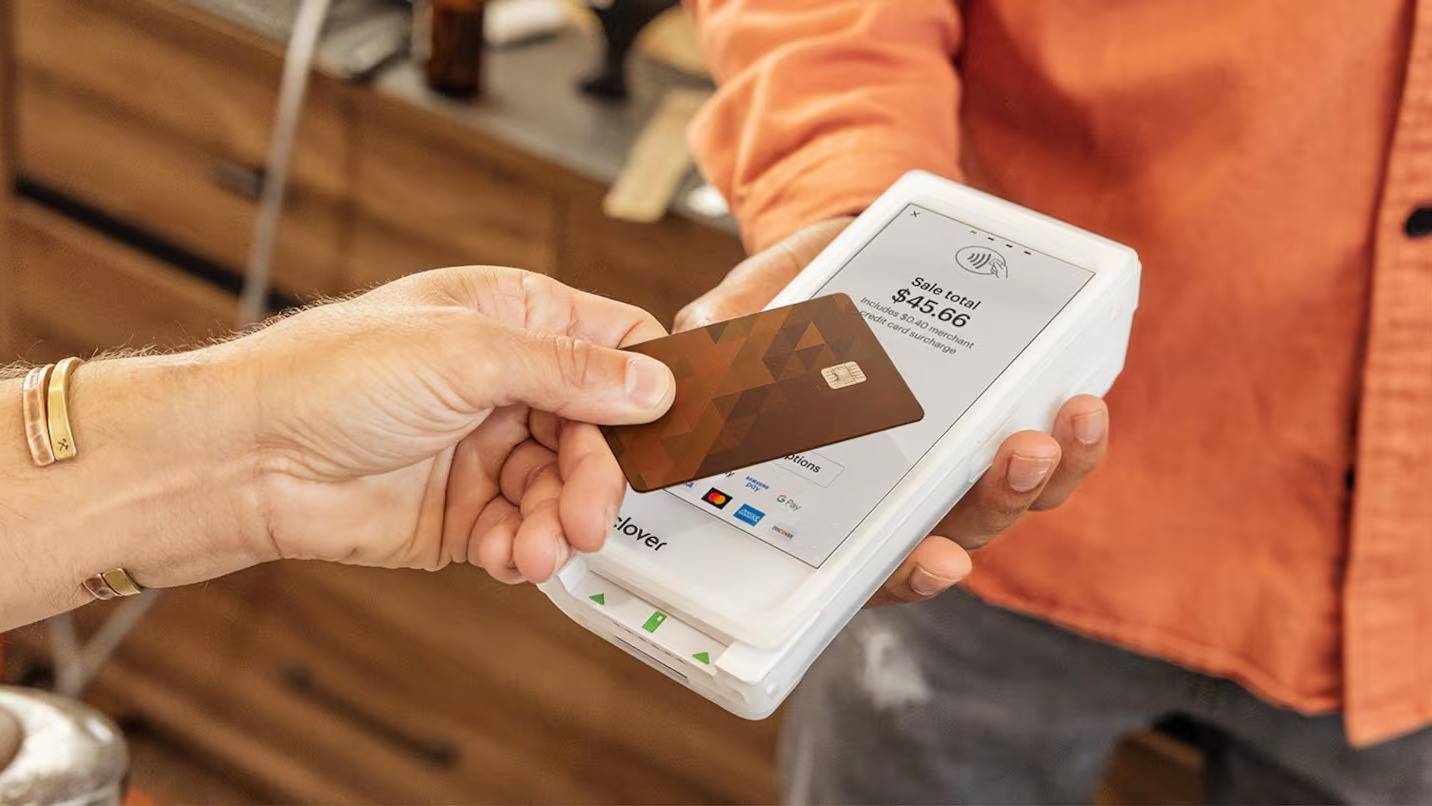 Las compras con tarjetas de crédito cortaron cinco meses de caída y volvieron a crecer en junio