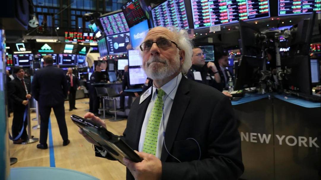 Tras el pago a los bonistas, baja el riesgo país y se aproxima a los 400 puntos