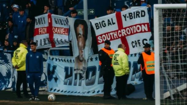 Hinchas de Godoy Cruz exhibieron banderas inglesas robadas en la previa del partido entre Argentina e Inglaterra