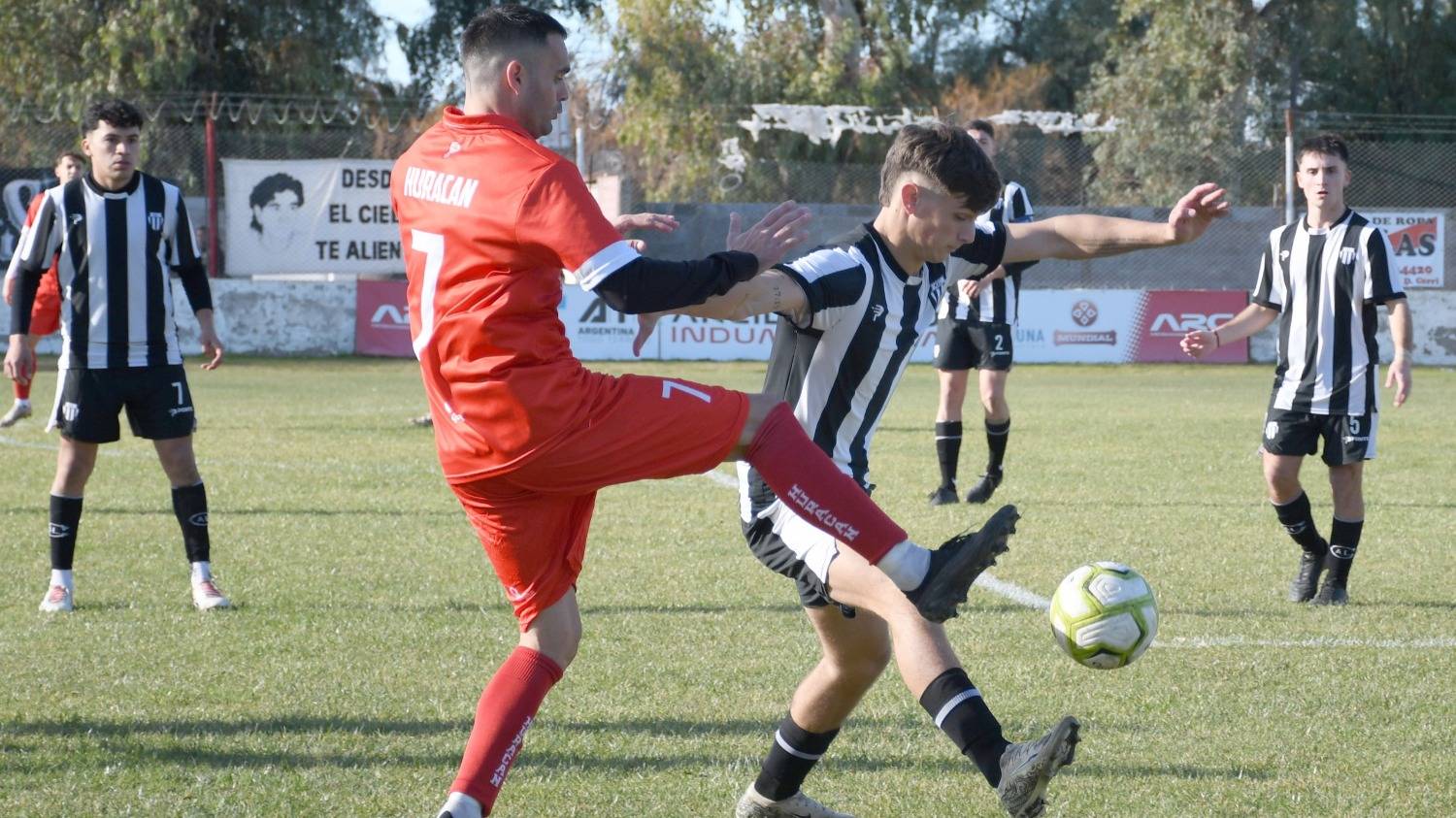 La final entre Huracán y Liniers irá el domingo, a las 11