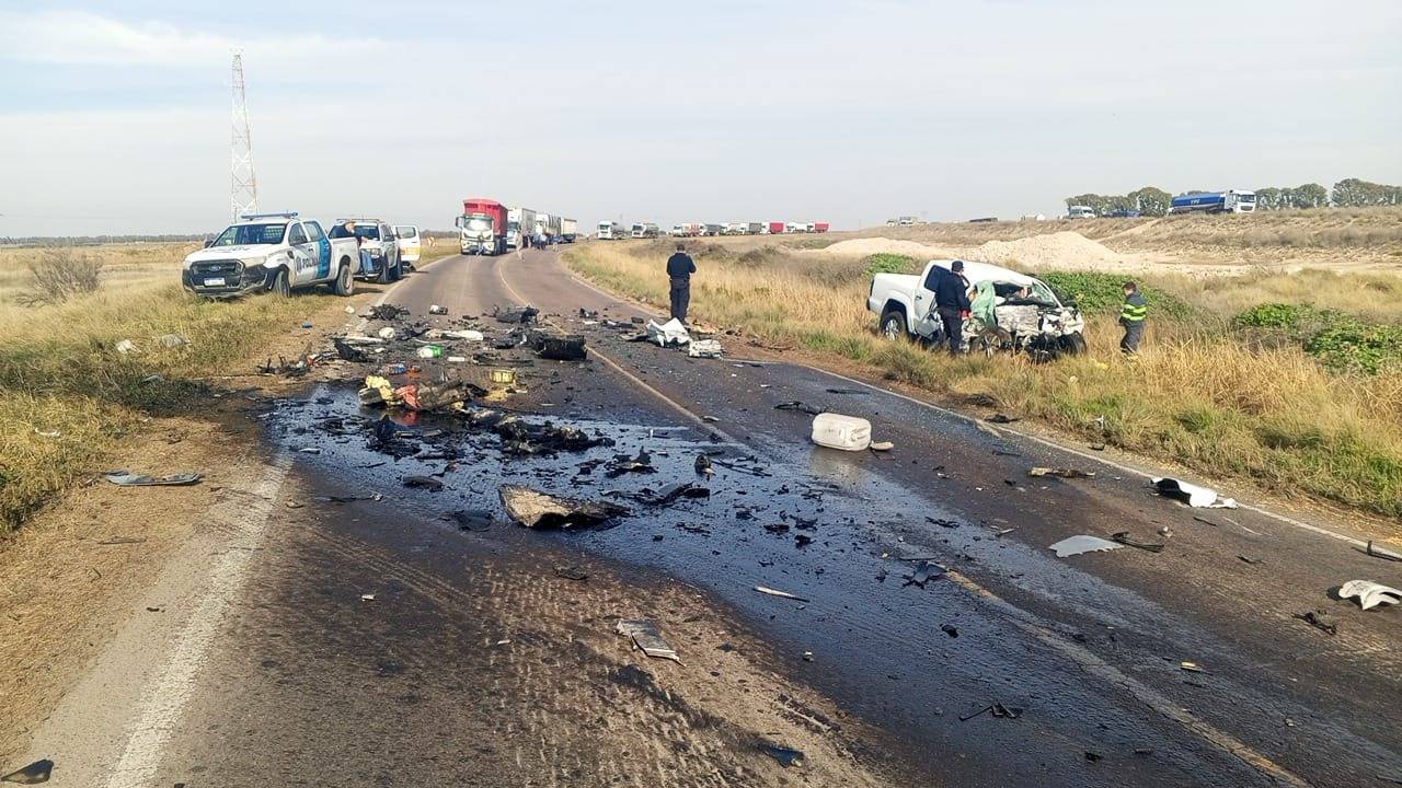 Ruta 33: dos muertos tras un choque entre un camión y una camioneta