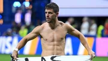 La bandera que mostró Lo Celso, cargada de sentimiento: "Las Malvinas son argentinas"