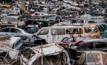 Bomberos recibieron 10 vehículos que iban a ser compactados y los usarán para adiestrarse