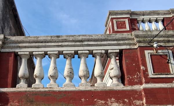 Calle Cuba, balaustradas repartiéndose el cielo y líneas art decó frente a una plaza que respira