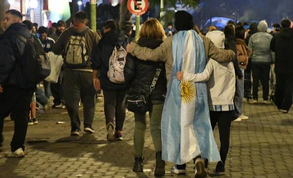 Agradecimiento eterno: la gente igual salió a las calles de Bahía tras la derrota de la Selección