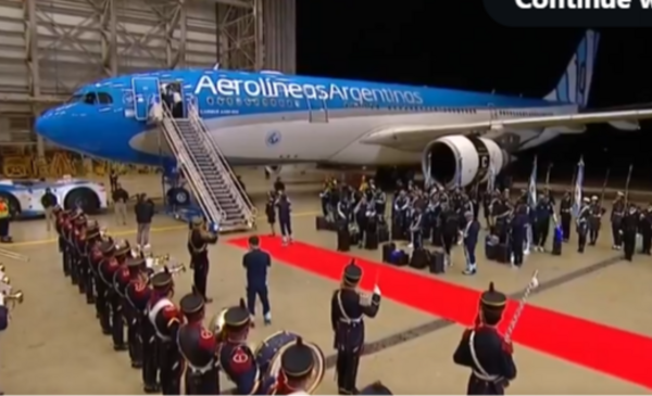 ¡Bienvenidos!: Llegó a Argentina el avión con parte de la delegación de la Selección