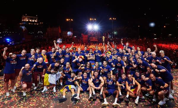 La selección de España celebró el título ante una multitud y Cucurella cantó su hit viral