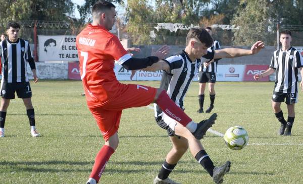 La final entre Huracán y Liniers se jugará el domingo a la tarde