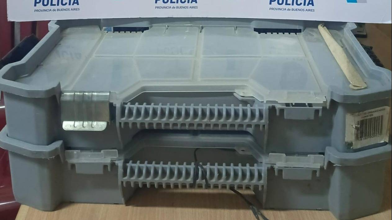 Detienen a un hombre tras romper la ventanilla de una camioneta: tendría varios antecedentes delictivos