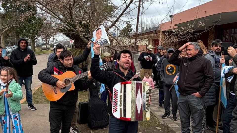 Fueron a tocar chamamé en la puerta de la casa de Lionel Scaloni