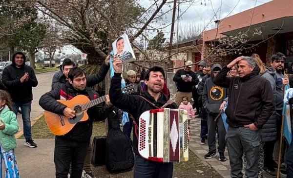 Scaloni regresó a Pujato y compartió un emotivo encuentro musical con sus vecinos