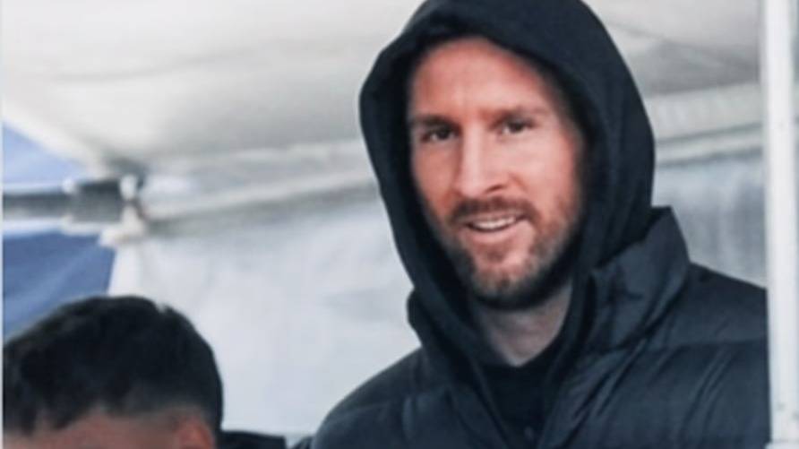 La primera aparición pública de Lionel Messi tras la final del Mundial: fue a ver un partido de Primera C