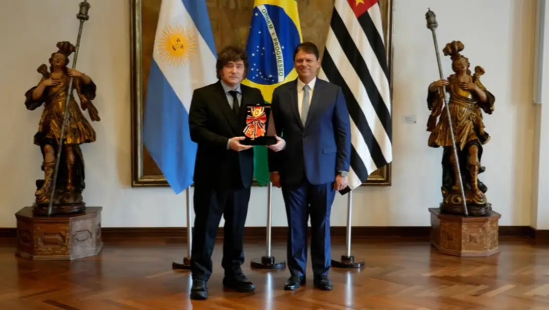 The Guardian cuestionó a Milei tras su viaje a Brasil y lo calificó de “representante de Trump"