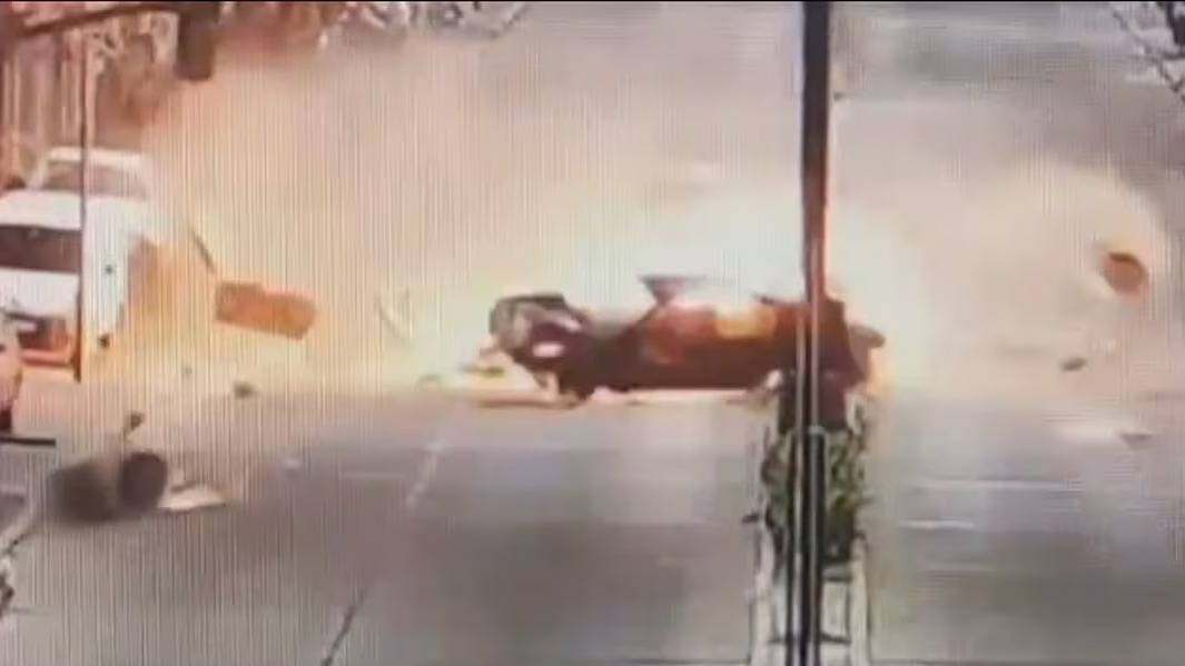 Perdieron el control del auto, chocaron y se produjo un brutal incendio: dos jóvenes graves