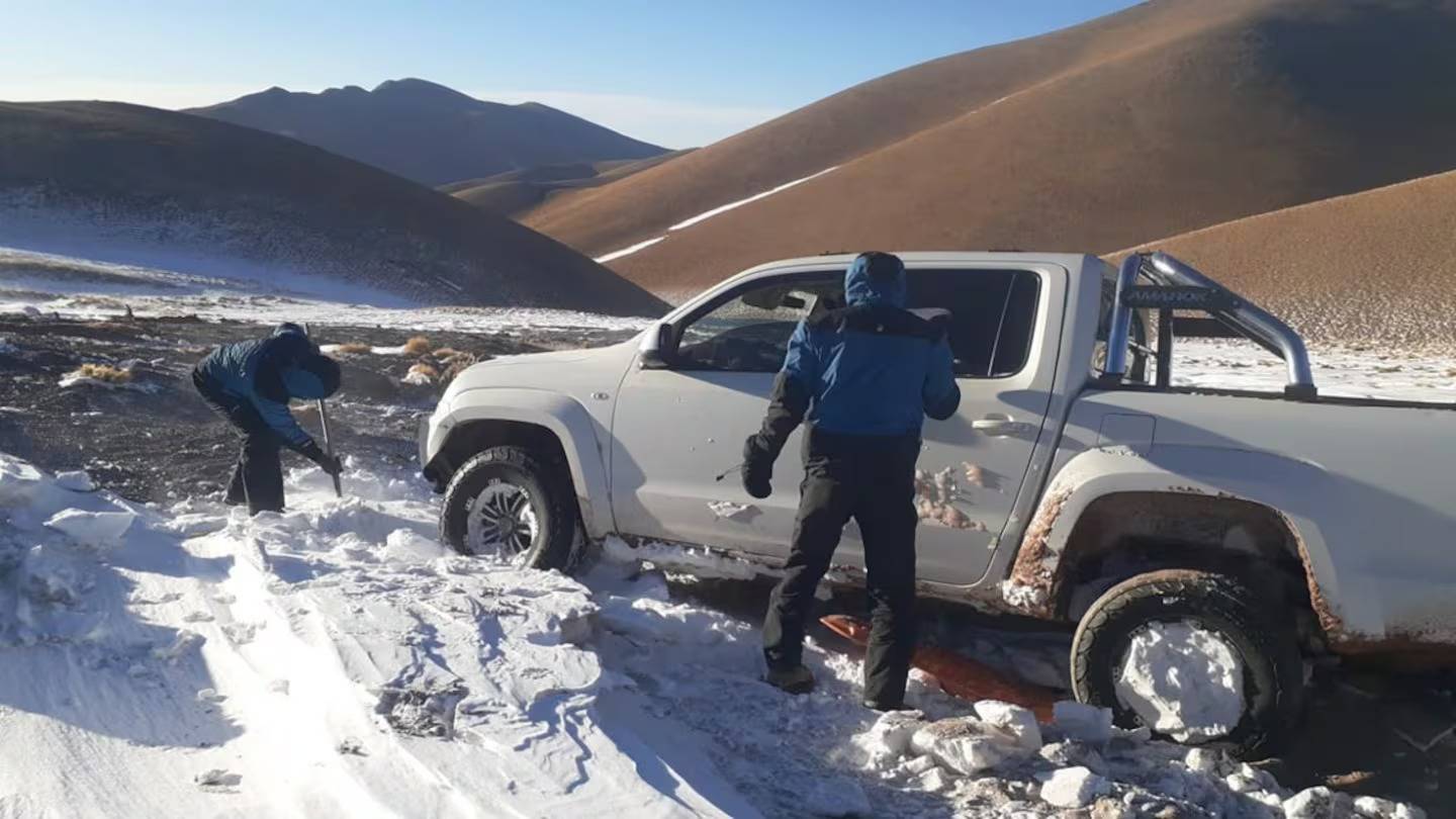 Rescataron a 170 turistas que quedaron varados por un temporal de nieve en Catamarca