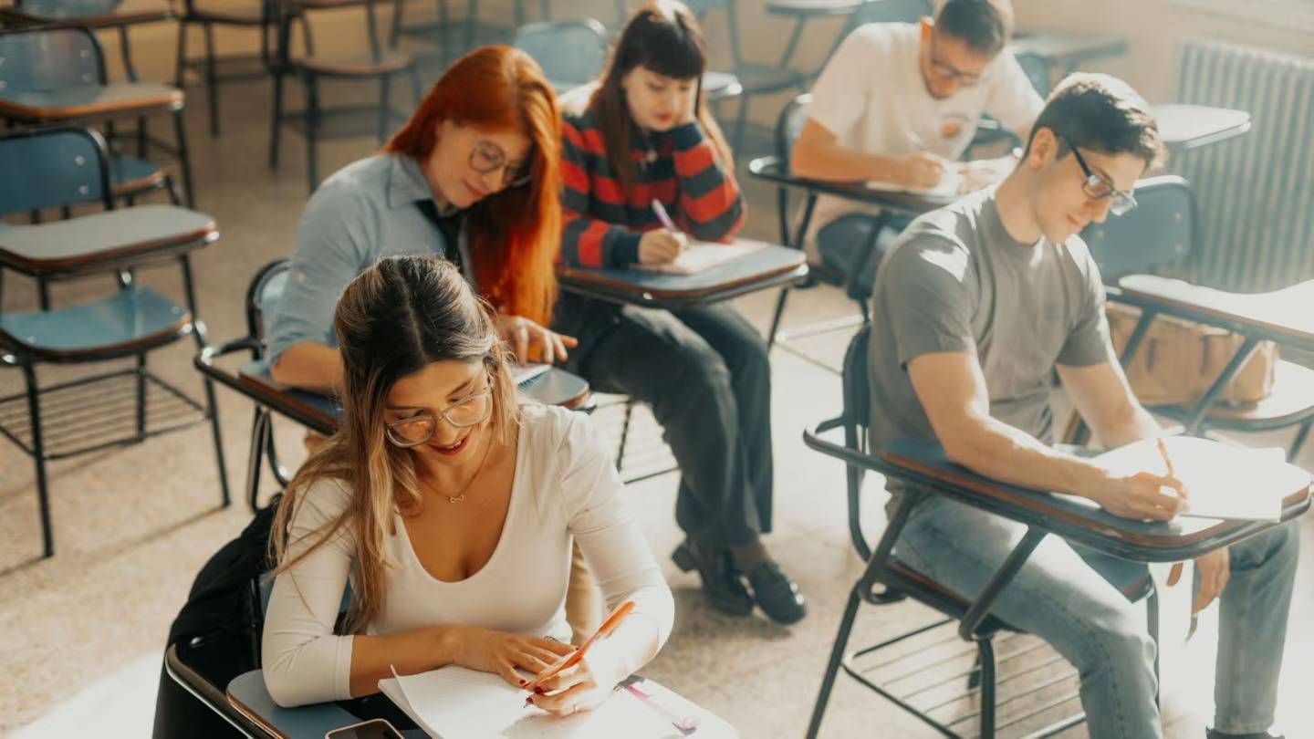 Según un informe de la UBA, casi la mitad de los jóvenes combina bajos ingresos, precariedad laboral y problemas de salud mental