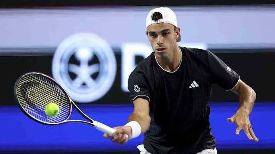Cerúndolo se salvó por el retiro de su rival y avanzó a cuartos de final en el ATP 250 de Los Cabos