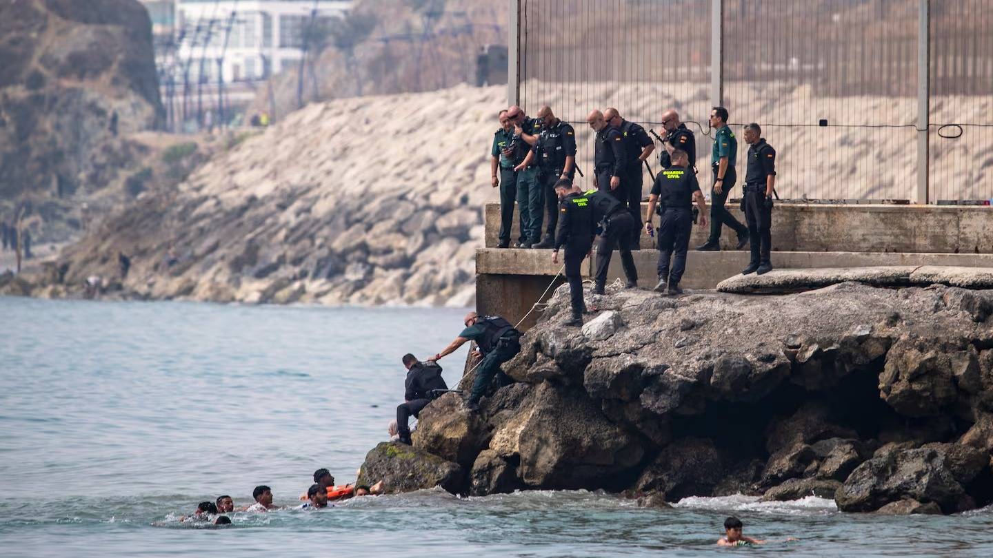 Ceuta pidió cerrar la frontera con Marruecos tras la llegada de miles de migrantes