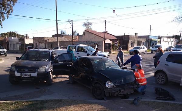 Dos heridos leves por un choque entre un auto y una camioneta - La Nueva