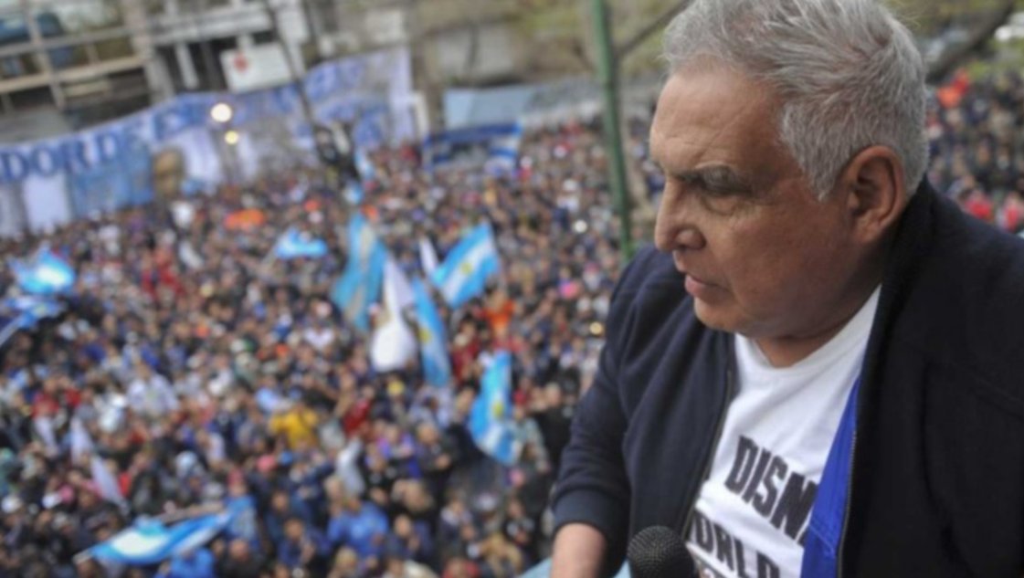El "Pata" Medina y su hijo vuelven a prisión domiciliaria tras el acto gremial en La Plata El "Pata" Medina y su hijo vuelven a prisión domiciliaria tras el acto gremial en La Plata