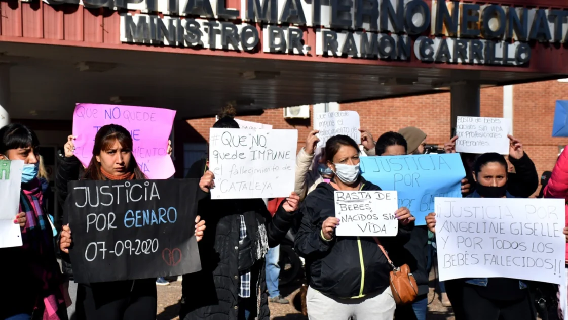 Bebés muertos en Córdoba: familiares reclamaron justicia y hablaron con el director del hospital Bebés muertos en Córdoba: familiares reclamaron justicia y hablaron con el director del hospital