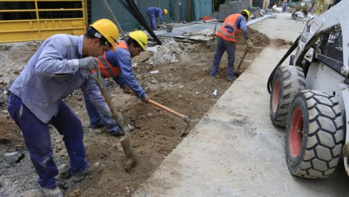 Cuatro de cada 10 empleados están en negro, informó el Indec