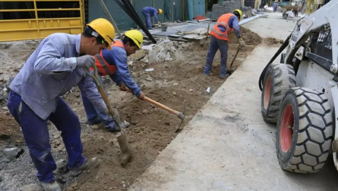 Cuatro de cada 10 empleados están en negro, informó el Indec