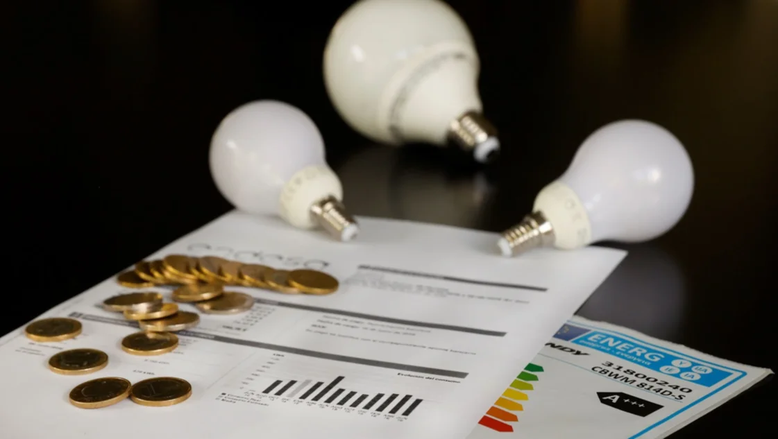 Por la devaluación habrá nuevos aumentos en las facturas de la luz Por la devaluación habrá nuevos aumentos en las facturas de la luz