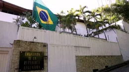 Los diplomáticos argentinos expulsados por Maduro dejaron Venezuela y viajan a Portugal