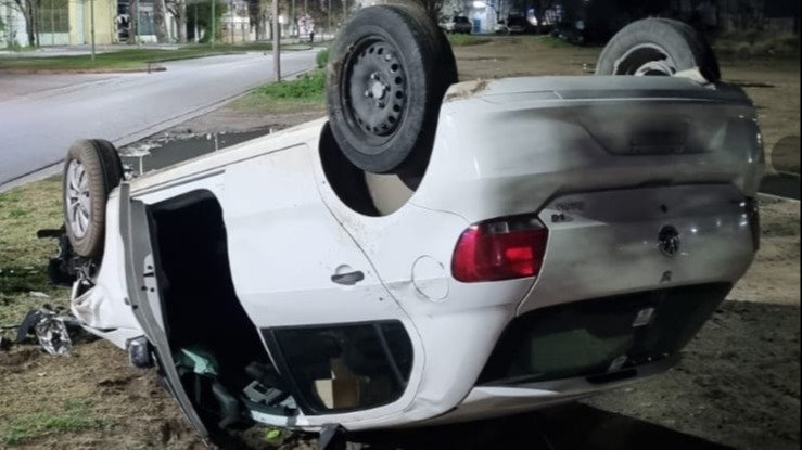 Alcoholizado, chocó un poste y volcó su auto en Avenida Parchappe