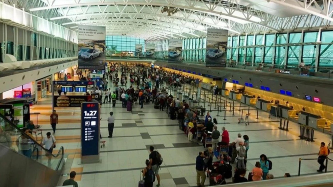 El Ministerio de Salud refuerza controles en los aeropuertos tras una nueva alerta por viruela del mono