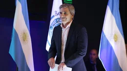 "Del cepo vamos a salir y vamos a salir bien", volvió a prometer Caputo