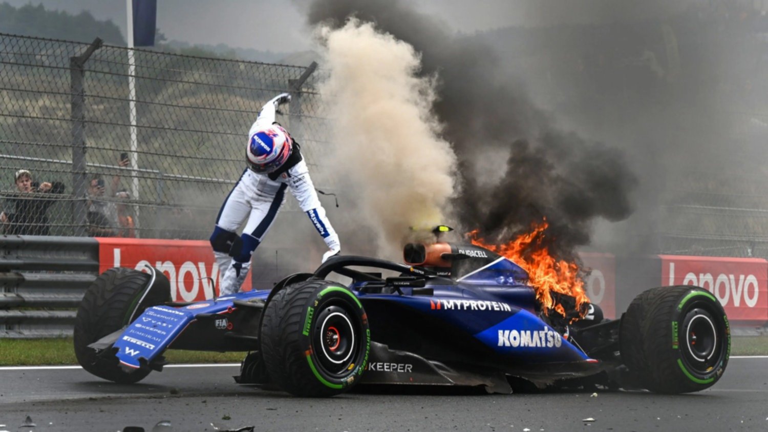 Impresionante accidente en la F1: chocó bajo la lluvia y se incendió el auto