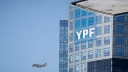 YPF: fondos buitre piden acceder a mails y chats de Luis Caputo, Santiago Caputo y Sergio Massa