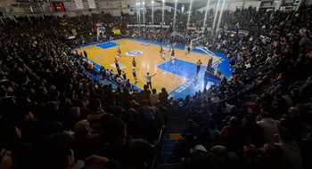 En imágenes: un Casanova a pleno disfrutó del cuarto punto de la final entre Napostá y Olimpo