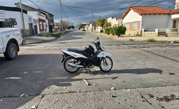 Una mujer fue hospitalizada tras un choque entre una moto y una ...