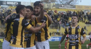 Federal A: Olimpo venció a Costa Brava 2-0 en el Carminatti y quedó puntero del Nonagonal